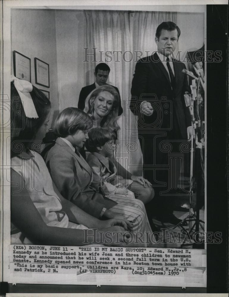 1970 Press Photo Senator Edward Kennedy, Wife Joan &amp; 3 Children - RSL93021 - Historic Images