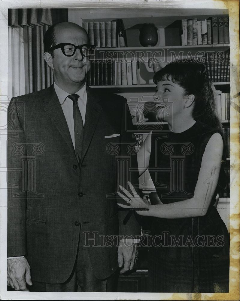 1964 Press Photo Phil Silvers &amp; Sandy Descher stars in The New Phil Silvers Show - Historic Images