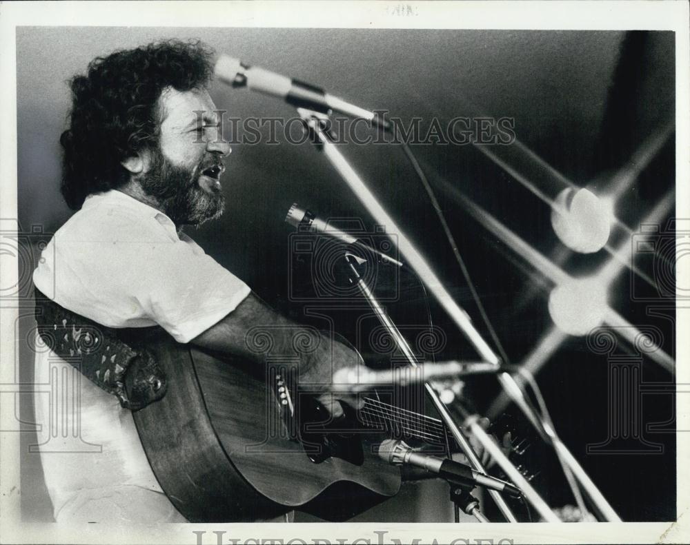 Press Photo Guitar Player Jim Ringer Performs - RSL04711 - Historic Images