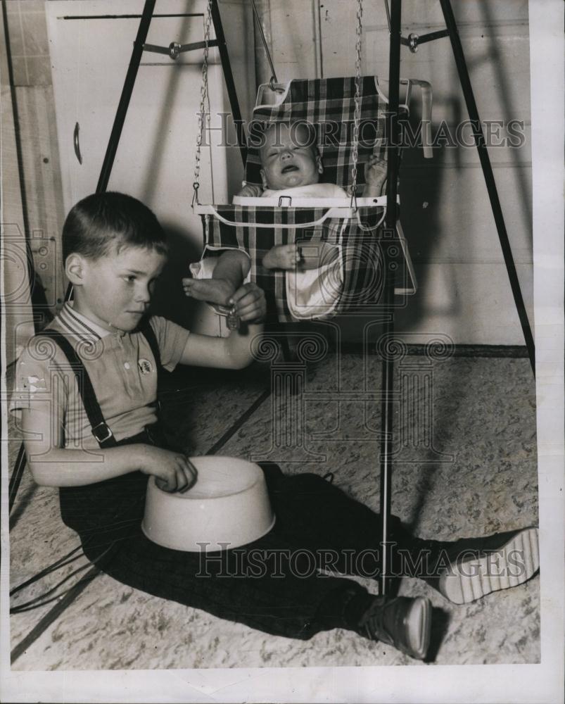 1962 Press Photo Robert Rose &amp; brother Wayne, sad that their dog is lost - Historic Images