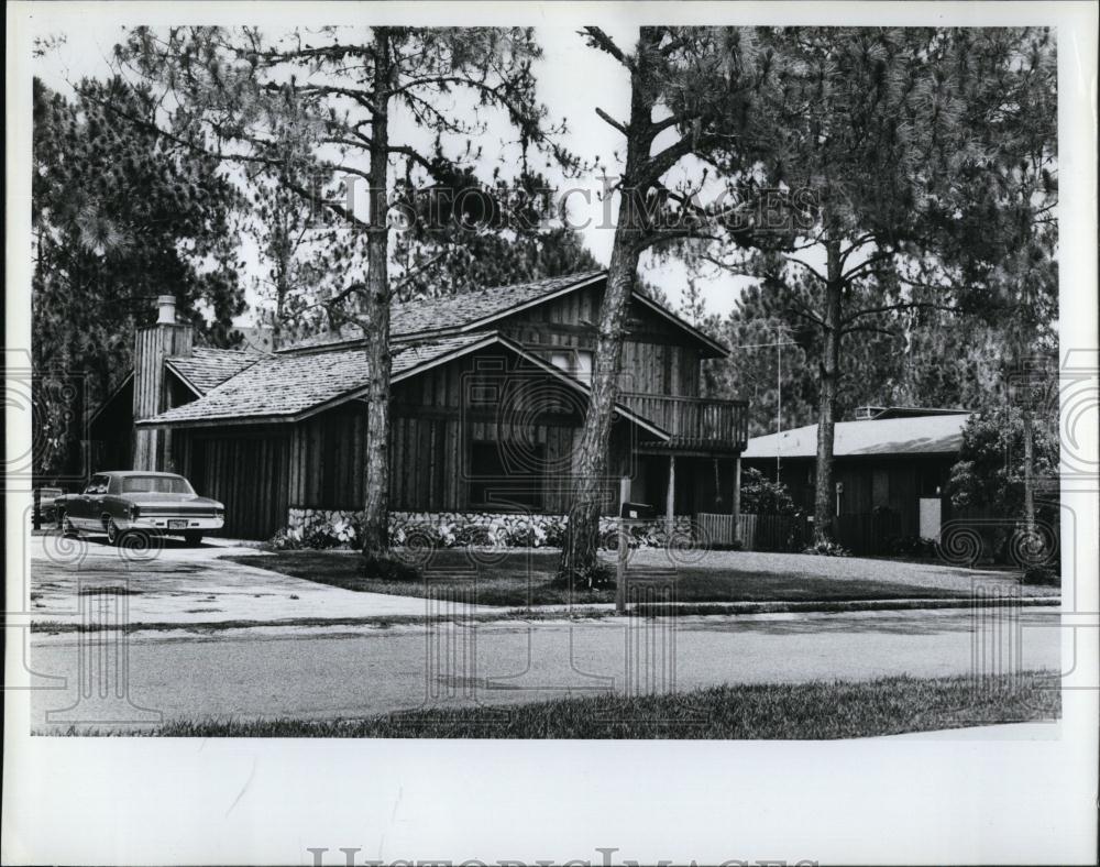 1981 Press Photo two story partial brick and wood house with car in front - Historic Images