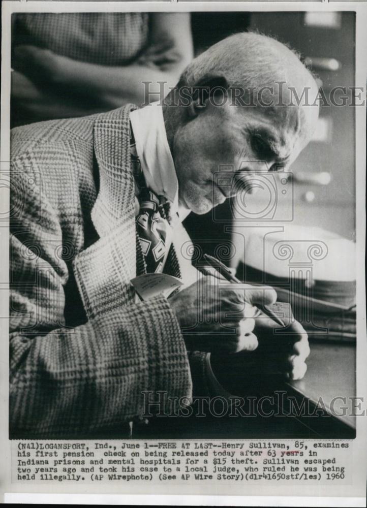 1960 Press Photo Henry Sullivan Examines Pension Check 63 Incarcerated Prison - Historic Images