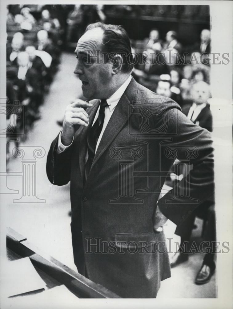 1965 Press Photo Attorney Edward F Connelly Speaks at Nursing Home Hearing - Historic Images