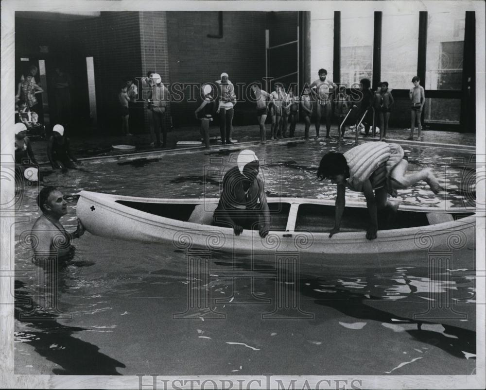 1975 Press Photo Boston Police Officer Albert Knuipis teaching water rescue - Historic Images