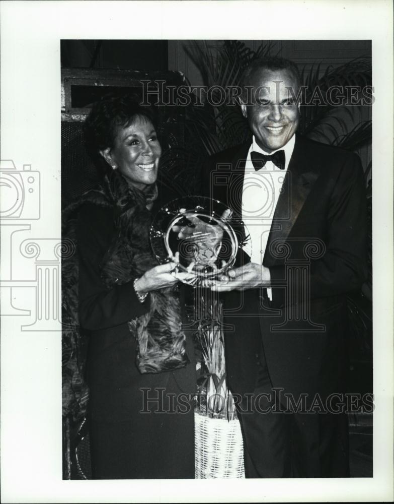 1994 Press Photo singer actor Harry Belafonte and wife, Julie - RSL47195 - Historic Images