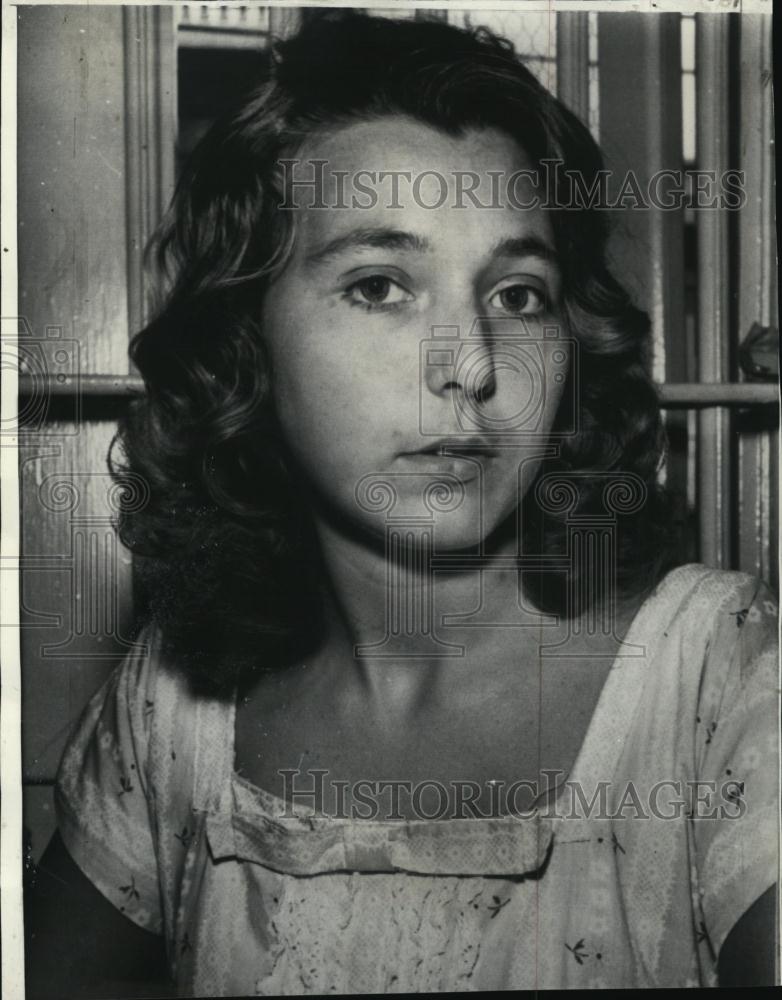 1957 Press Photo Elaine Soule Questioned in Death of Roommate Catherine Elvins - Historic Images