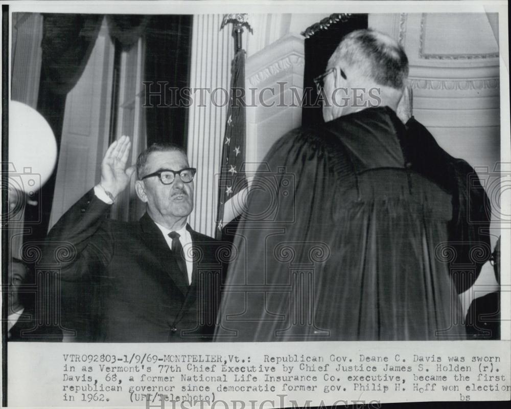 1969 Press Photo Republican Governor Davis Being Sworn In by Chief Justice Holde - Historic Images