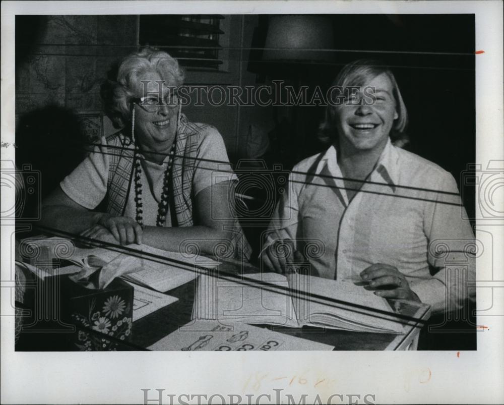 1976 Press Photo Tim Thomas &amp; woman reading a book - RSL97317 - Historic Images