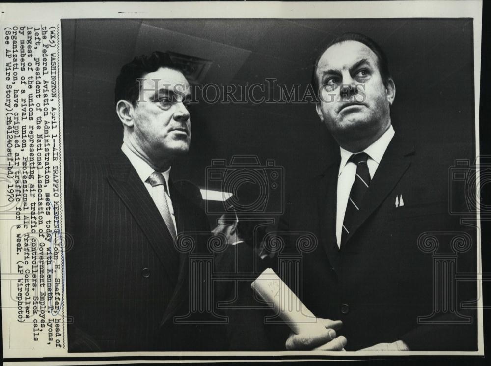 1970 Press Photo John Shaffer, head of FAA, and Kenneth Lyons meet about unions - Historic Images