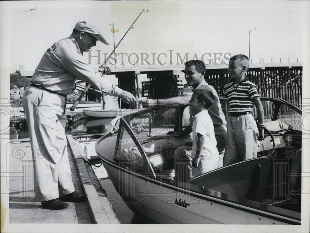 1958 Press Photo Atty Eben Townes &amp; others on a boat - RSL39187 - Historic Images