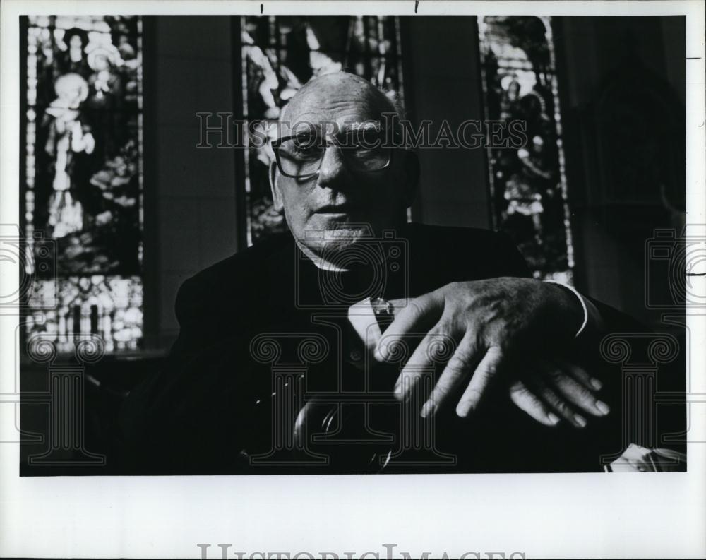 1985 Press Photo Father Ilennedy Church Priest - RSL95451 - Historic Images