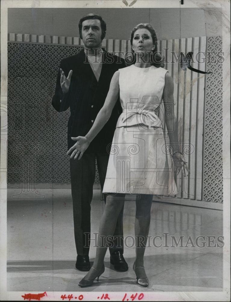 1969 Press Photo Tony Sandler, Cyd Charisse &quot;Kraft Music Hall From London&quot; - Historic Images