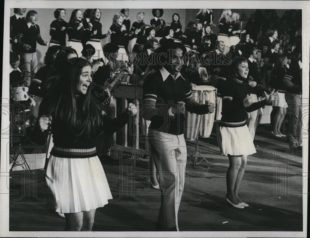 1976 Press Photo Troup for &quot;Up With People&quot; musical - RSL95643 - Historic Images