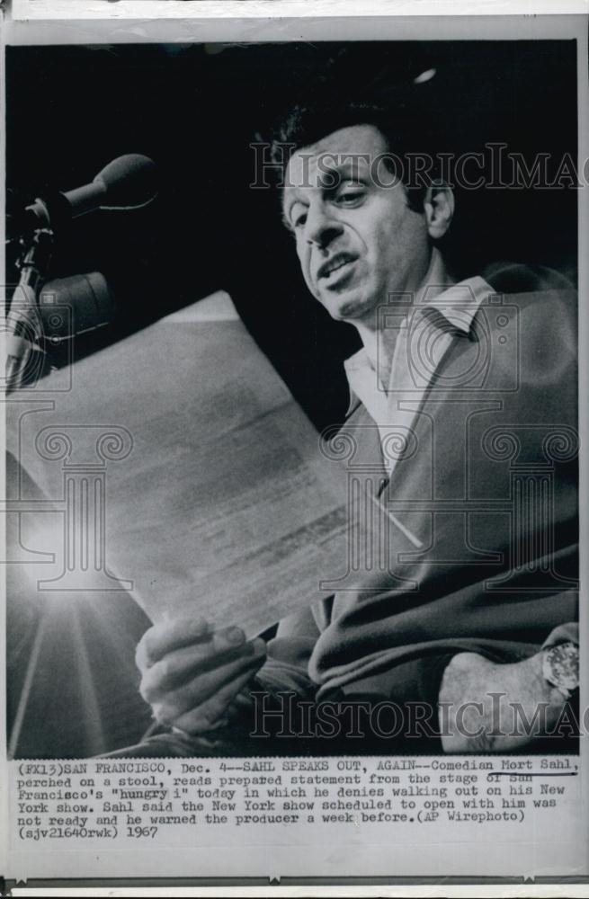 1967 Press Photo Comedian Mort Sahl denies walking out of New York show - Historic Images