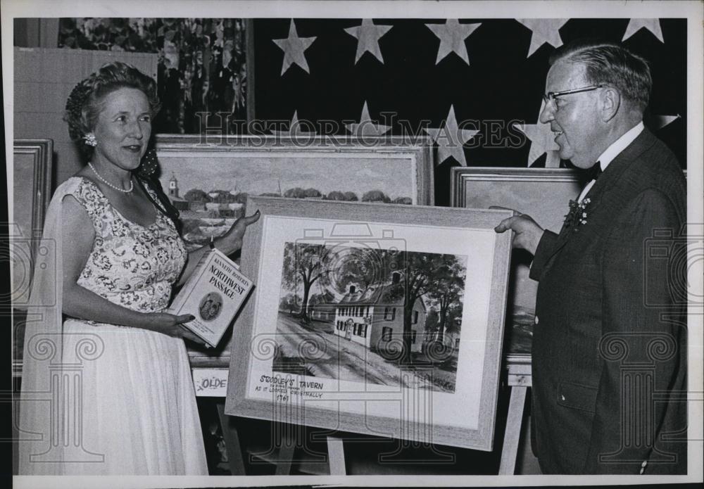 1964 Press Photo Mrs James Barker Smith & R E McLaughlin & a painting - Historic Images