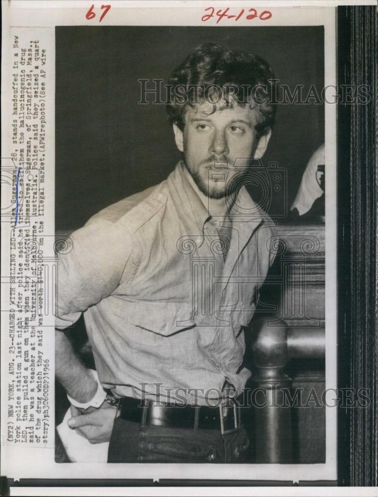 1966 Press Photo Allen Sugerman handcuffed in jail after trying to sell drugs - Historic Images