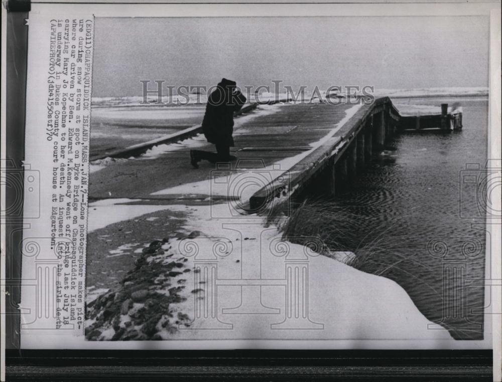 1970 Press Photo Photographer Snow Storm Dyke Bridge Chappaquiddick Island - Historic Images