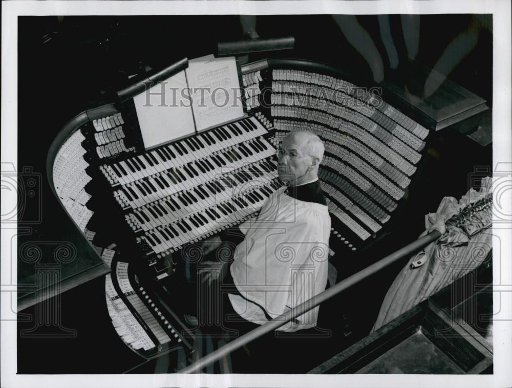 1954 Press Photo Frederick CMeyer surrounded by Arena of Organ Ivories - Historic Images