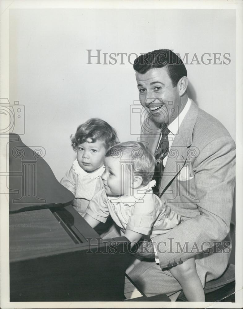 1950 Press Photo Comedian Dennis Day w/ sons, Patrick &amp; Dennis - RSL02545 - Historic Images