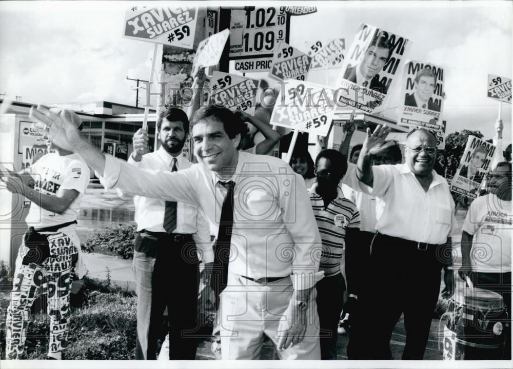 1987 Press Photo Miami Mayor, Xavier Suarez campaiging - RSL66357 - Historic Images