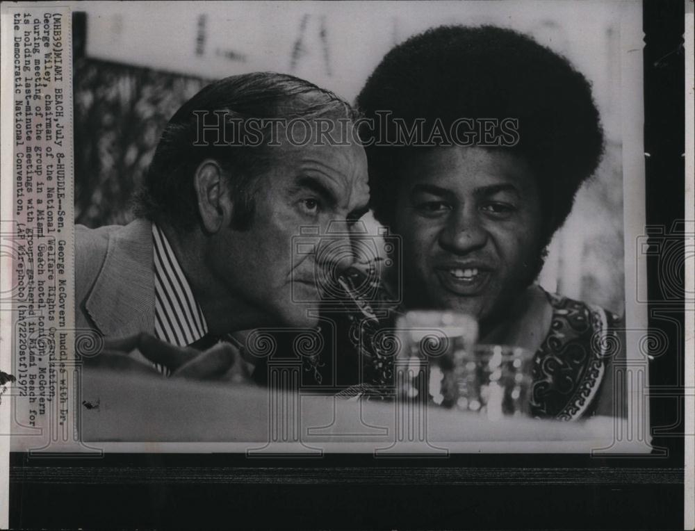 1972 Press Photo Sen George McGovern with Dr George Wiley National Welfare - Historic Images