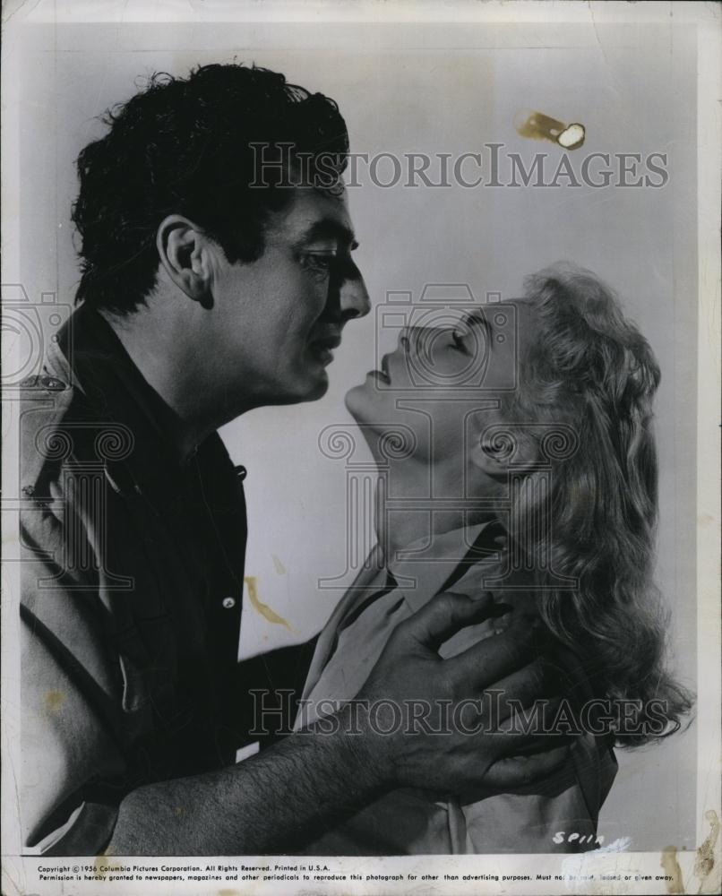 1956 Press Photo Victor Mature &amp; Janet Leigh in &quot;Safari&quot; - RSL88849 - Historic Images