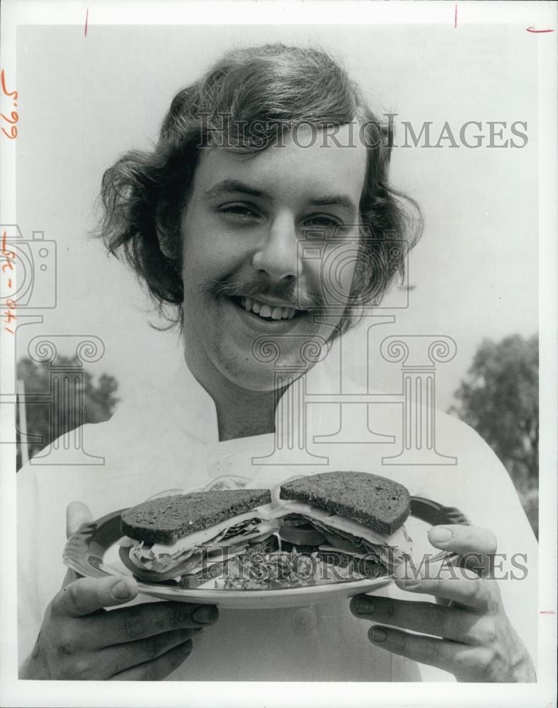 1974 Press Photo John A Quist holds his prize winning sandwich - RSL65773 - Historic Images