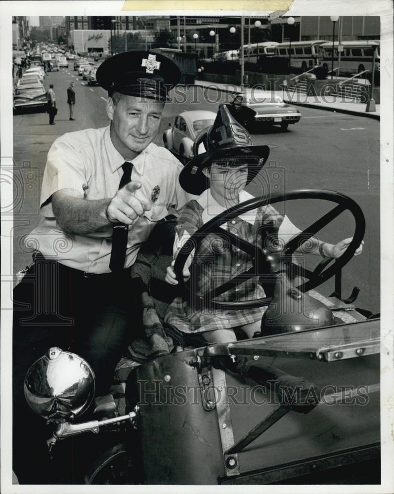 1968 Press Photo Holly Schmidt, 10-year-old Poster Child, Fireman Bob Keyes - Historic Images