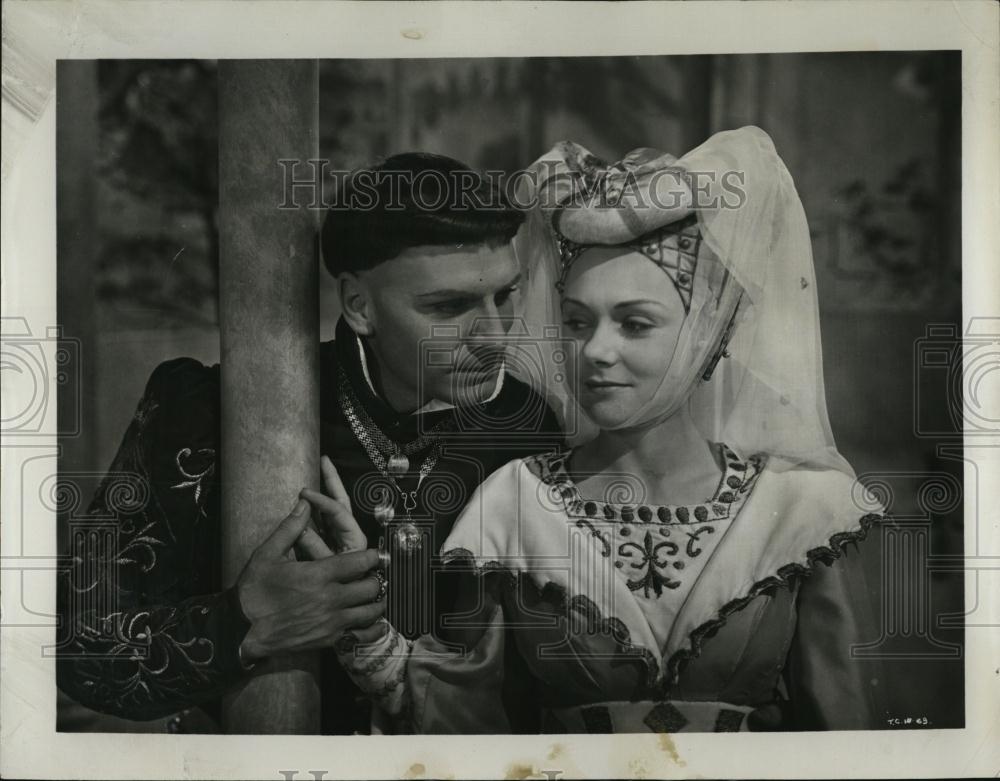 1958 Press Photo Laurence Olivier and Renee Asherson in "Henry V" - RSL07547 - Historic Images