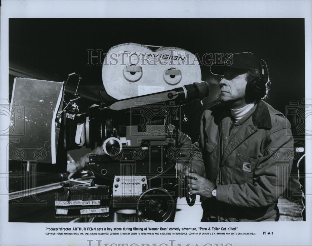 1989 Press Photo Arthur Penn producer director on &quot;Penn &amp; Teller Get Killed&quot; - Historic Images