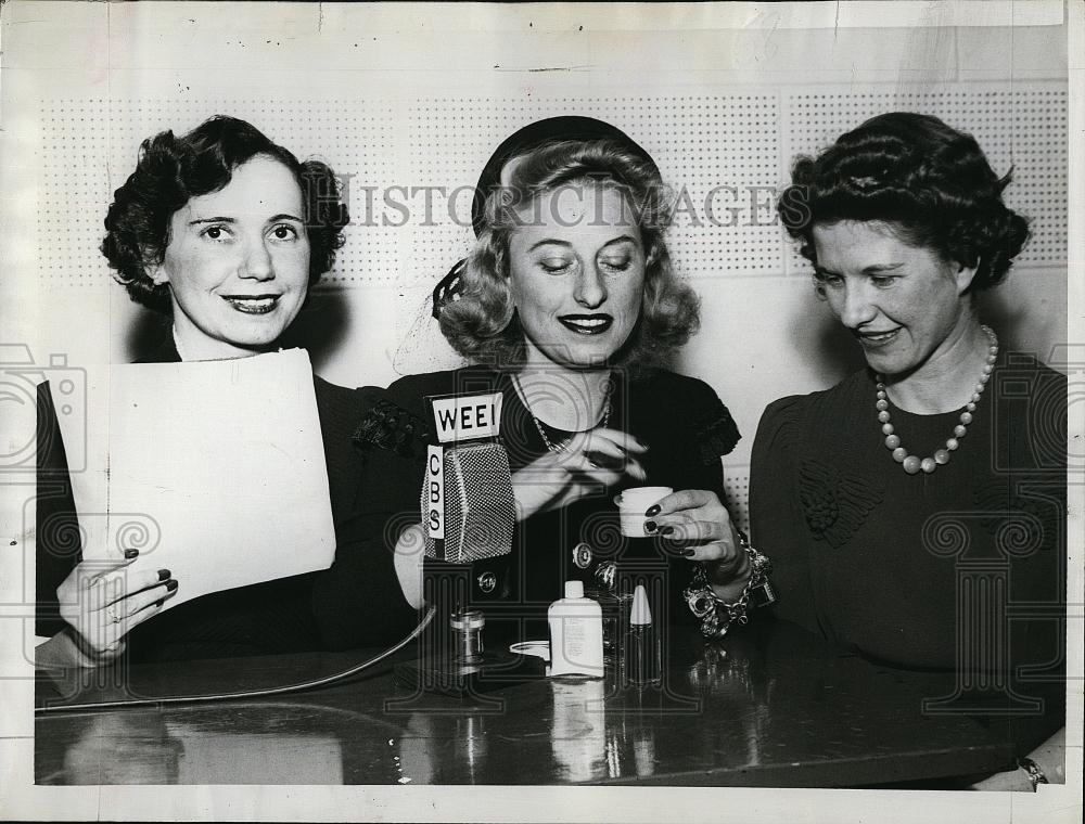 1941 Press Photo Anice Brink, Fashions & Feature Editor w/ Edna Smith - Historic Images