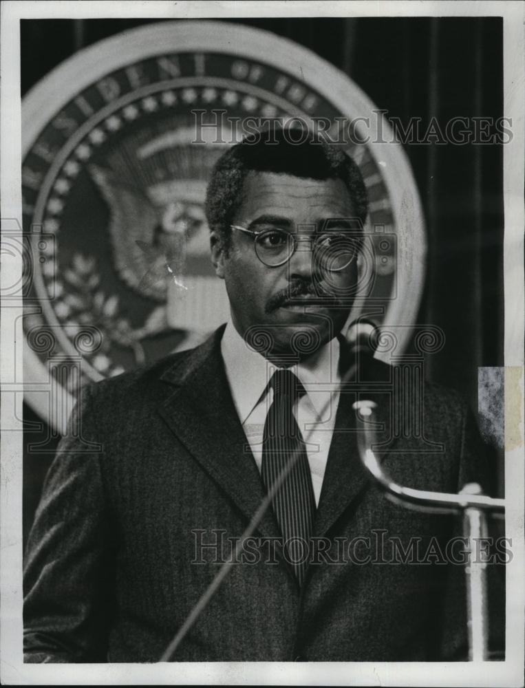1975 Press Photo Actor James Earl Jones In "The Man" - RSL83289 - Historic Images