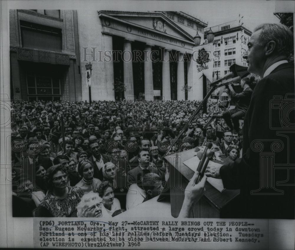 1968 Press Photo Sen Eugene McCarthy addressed a crowd at downtown Portland - Historic Images