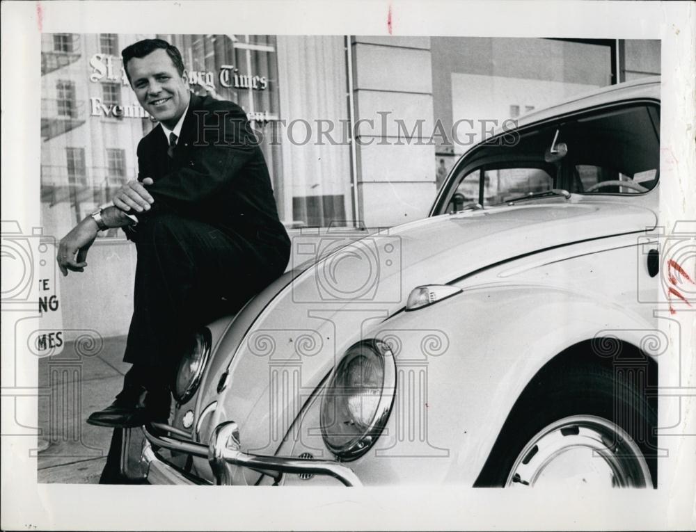 1963 Press Photo Clearwater Justice of the Peace Richard Davis and his VW bug - Historic Images