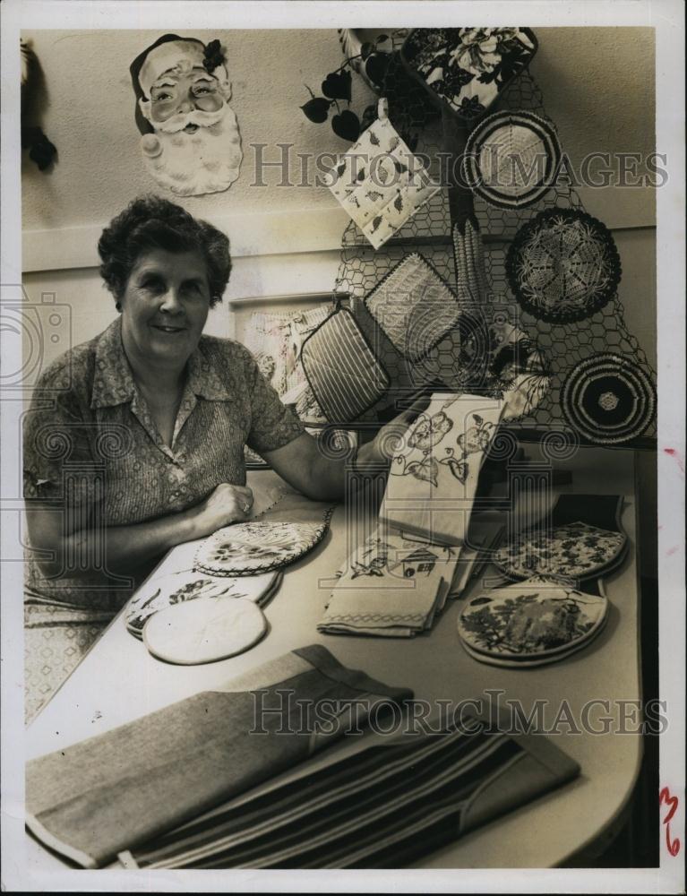 1956 Press Photo Mrs LD Varney Santa&#39;s Kitchen - RSL95051 - Historic Images