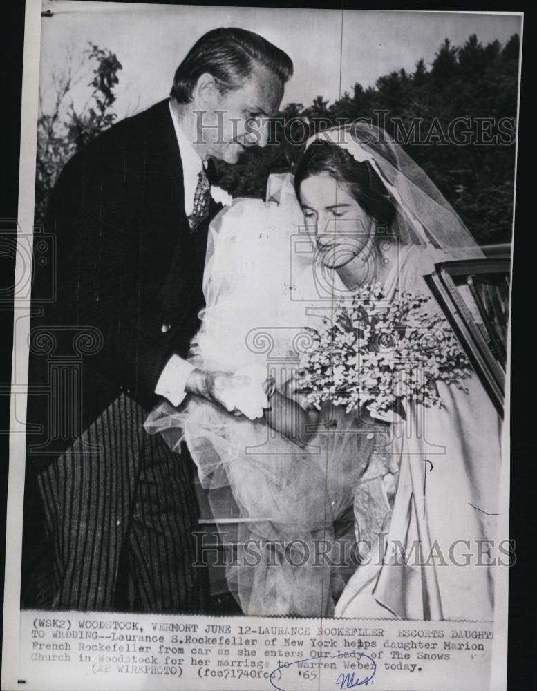 1965 Press Photo Marion Rockefeller Helped out of Car By Father Laurence - Historic Images