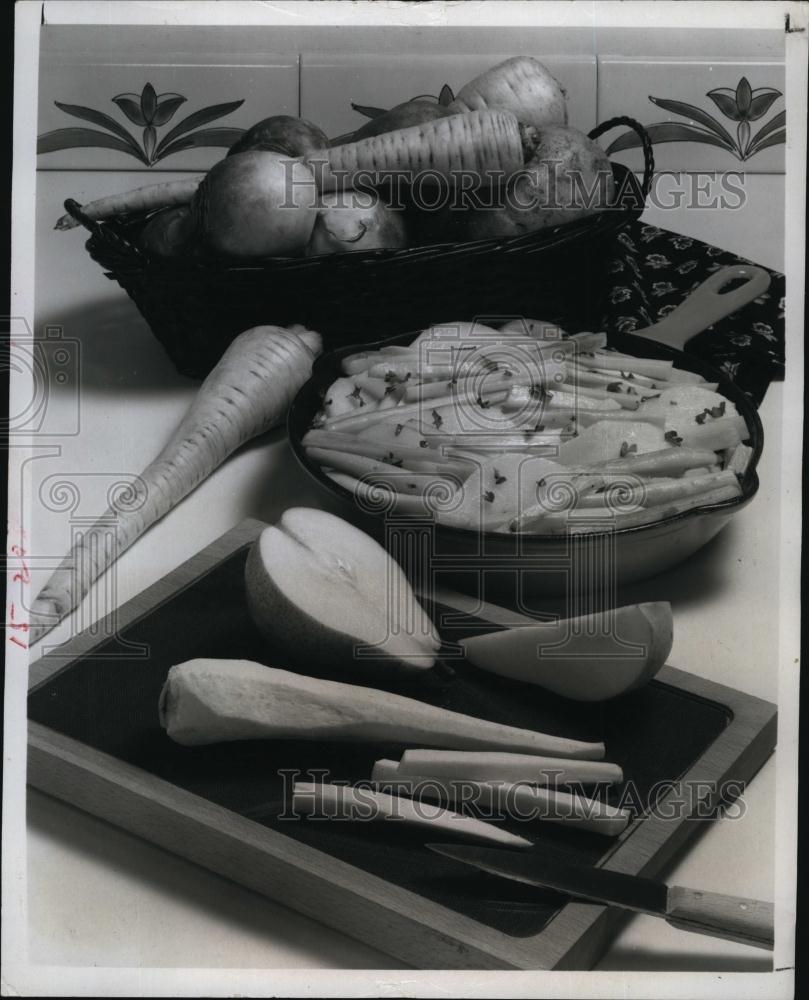 1979 Press Photo Fresh Fruits And Vegetables, Pears, Parsnips, Stir Fry, Cooking - Historic Images