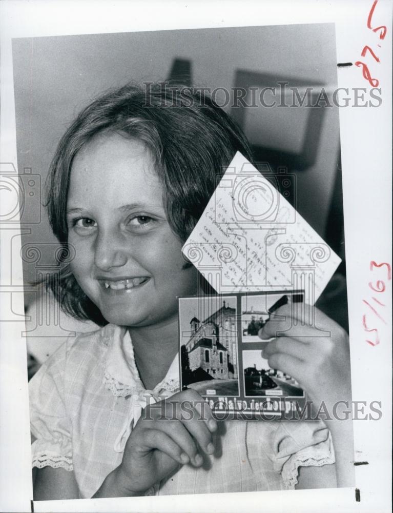 1983 Press Photo Sarah Quick Shows French Postcards Her Bottle Washed Up France - Historic Images