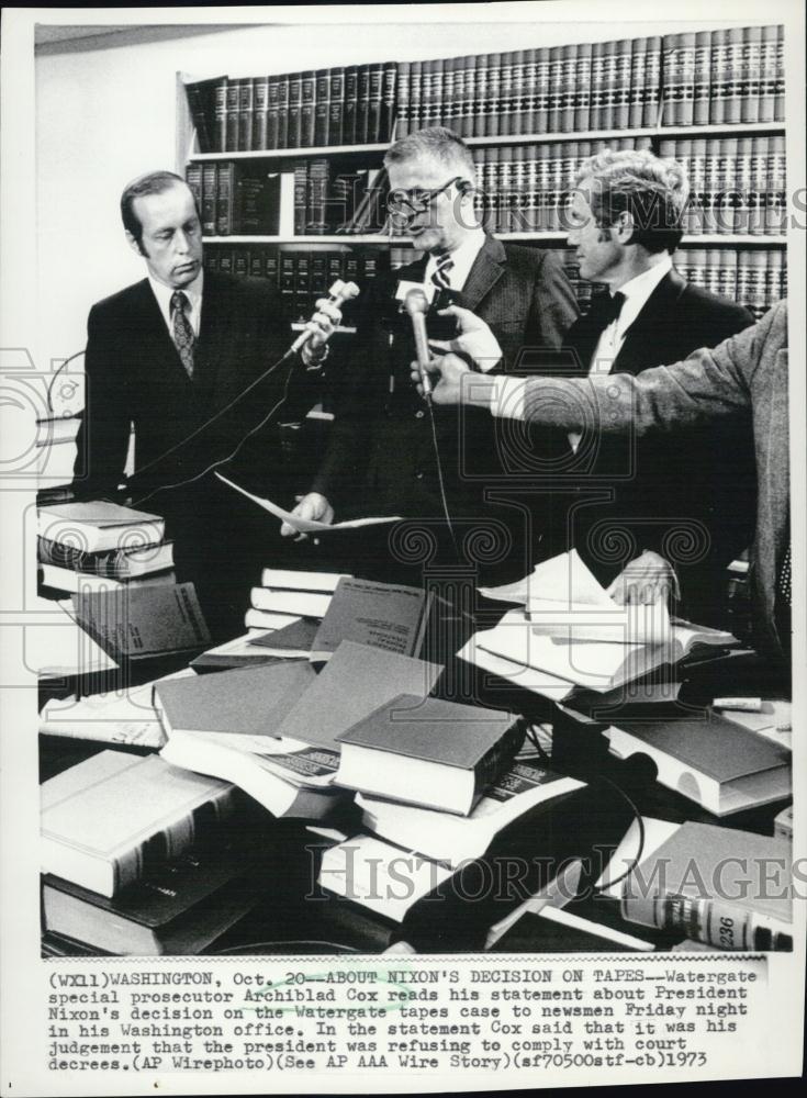 1973 Press Photo Prosecutor Archiblad Cox reads his statement with newsman - Historic Images