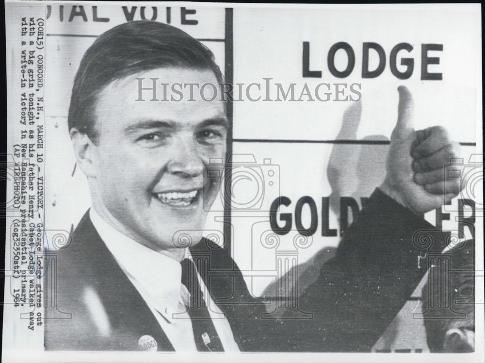 1954 Press Photo George Lodges in victory sign for his father Henry Cabot Lodge - Historic Images