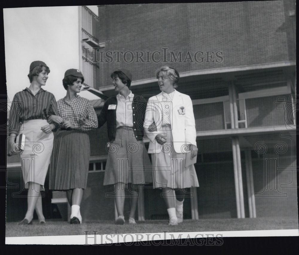 1961 Press Photo Female Students At Wellesley College - RSL04699 - Historic Images