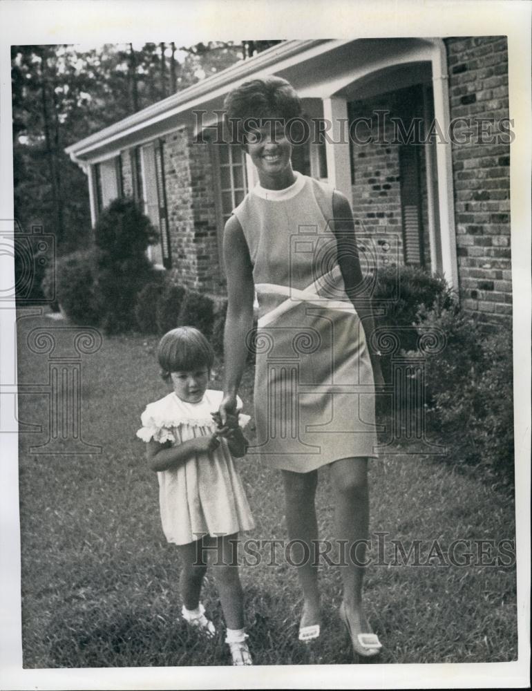 1969 Press Photo Mrs Ray O Shane & Daughter Molly in Tallahasee - RSL64897 - Historic Images
