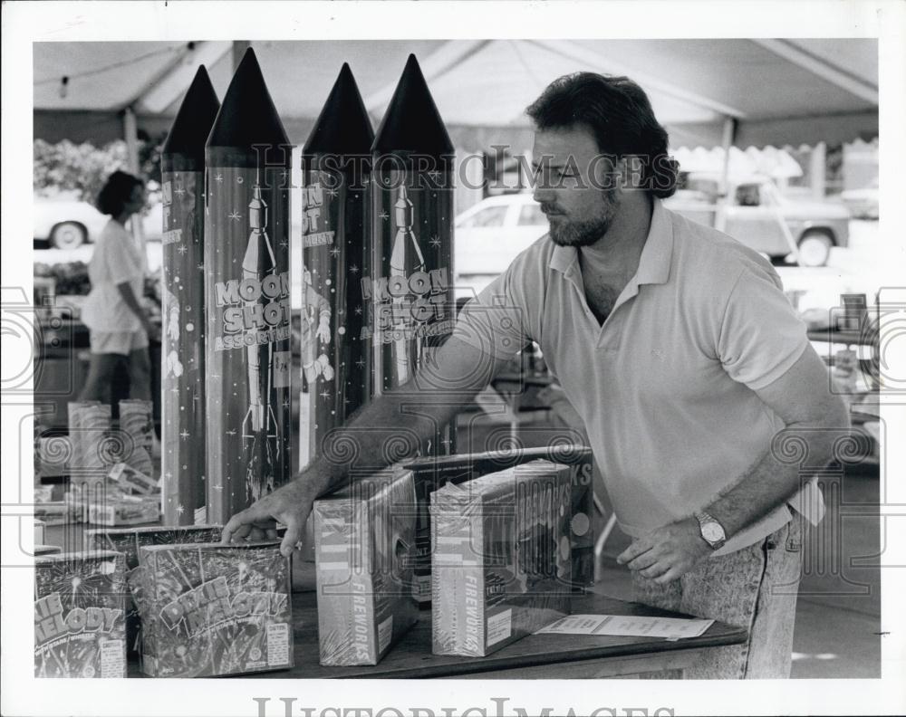 1989 Press Photo Rick Foreman, Fireworks - RSL68869 - Historic Images