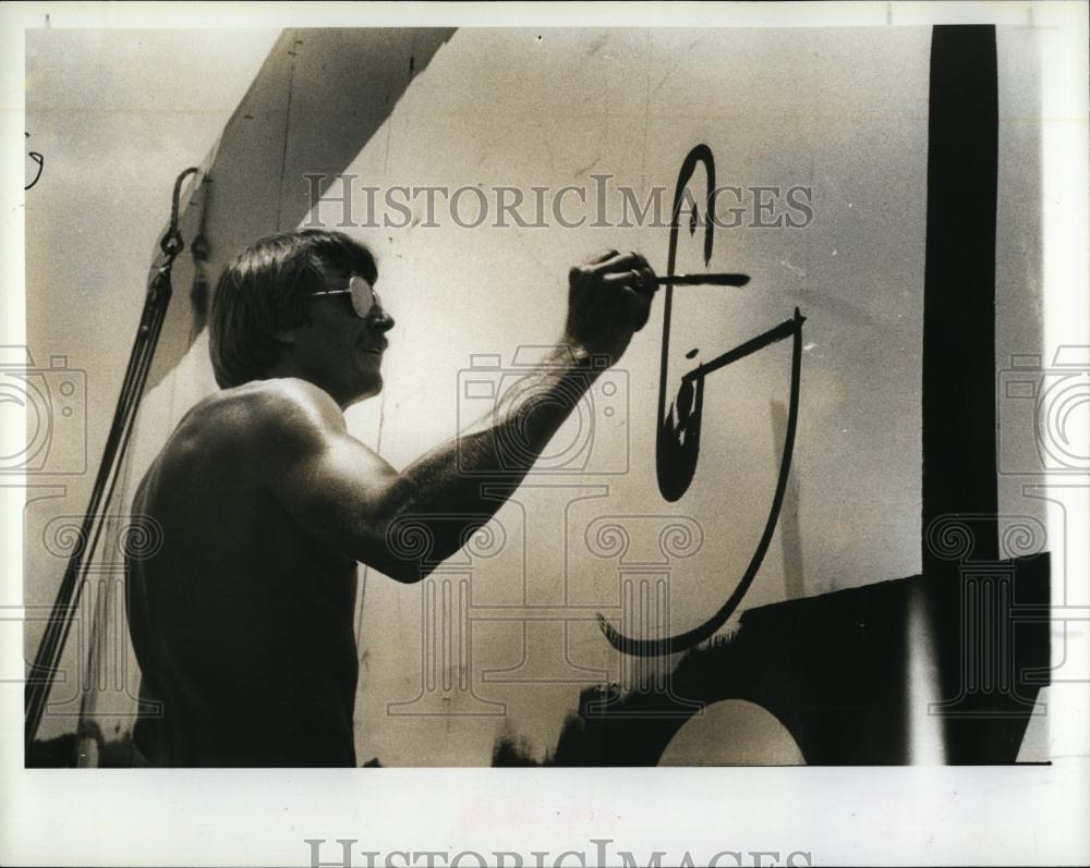 1980 Press Photo John Osterman Painting a giant Billboard - RSL97943 - Historic Images