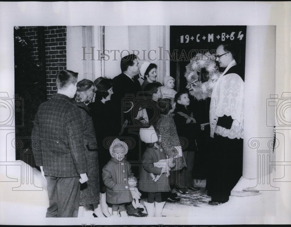 1964 Press Photo The Fallon Family and Father Lambert Yore, for the Epiphany - Historic Images