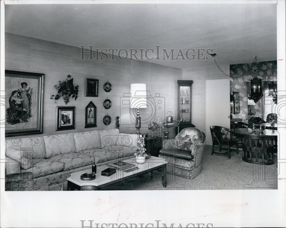 1969 Press Photo Mrs JS Thomas&#39;s Bridgewater Towers Apartment - RSL67825 - Historic Images