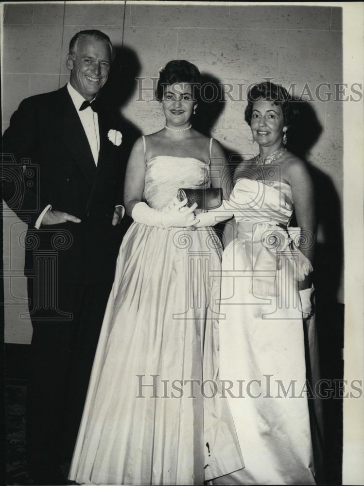 1957 Press Photo Actor Douglas Fairbanks &amp; Wife With Daughter Daphne At Party - Historic Images