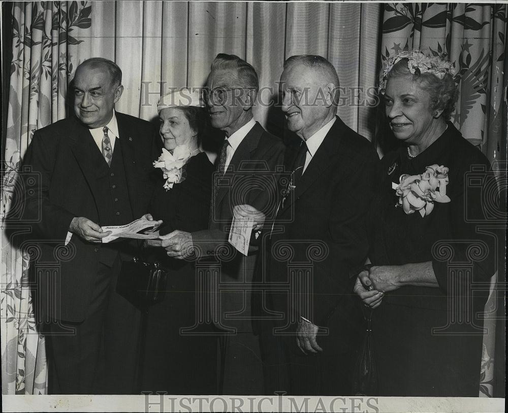 1958 Press Photo Edward Mitton, president of Jordan March, presents $1000 check - Historic Images