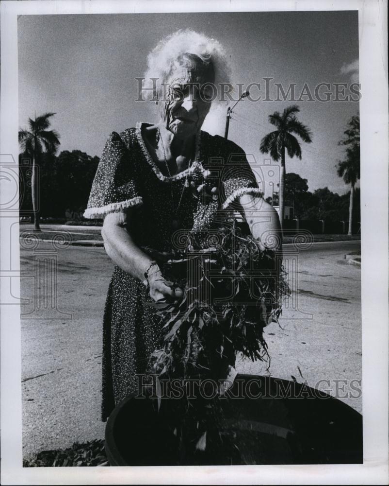 1982 Press Photo Nina James at work in her Florida yard at age 91 - RSL93093 - Historic Images