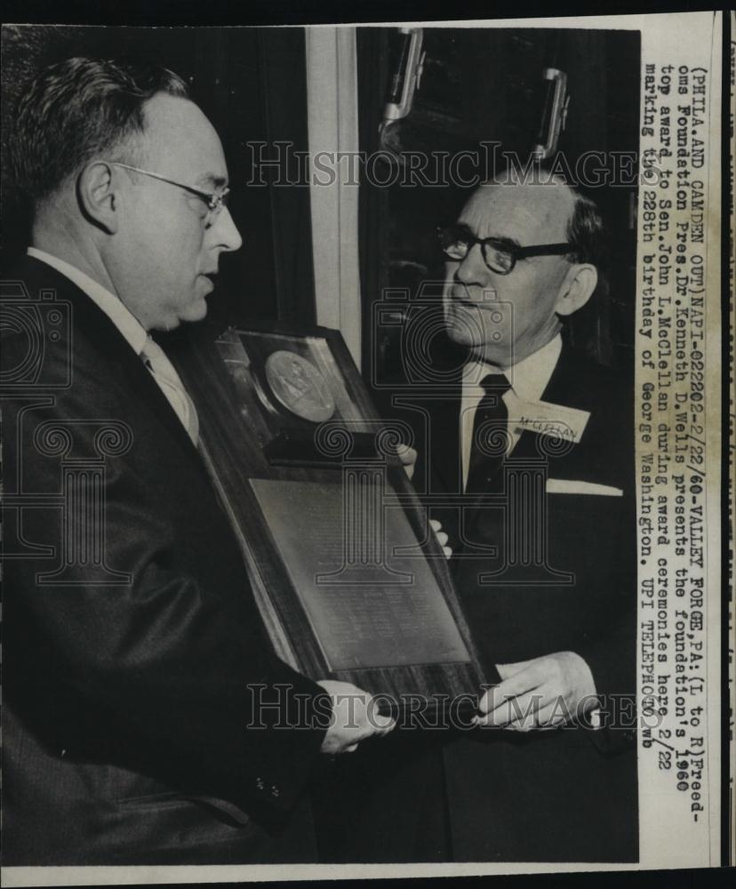 1960 Press Photo Freedom Foundation PresKenneth Wells &amp; Senator John McClellan - Historic Images